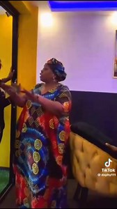 ⛔La vidéo où la mère d'Emy Dany licencie Daphné l'ex manager du restau de Yaoundé est déjà dehors ooo. Pour une affaire de contrat non ramené ? Incroyable !! Et l'employée aussi aurait dû sortir tranquillement. Est ce que quand tu sais que tu as raison, tu as besoin de faire du bruit ? On dit comme ça l'ignorance de ses droits n'est pas bien hein. Parfois tu as raison, mais tu commets encore un acte qui gâte tout. | Buzz TV 237