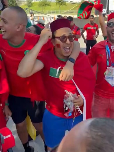 Los hinchas marroquíes brincan y cantan para apoyar a su equipo previo al encuentro contra Canadá. #Latinus #InformaciónParaTi