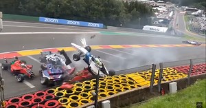 Acidente com seis pilotas na Eau Rouge para classificação da W Series na Bélgica
