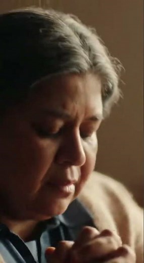 La que siempre se sienta atrás | Historia corta sobre humildad y generosidad silenciosa