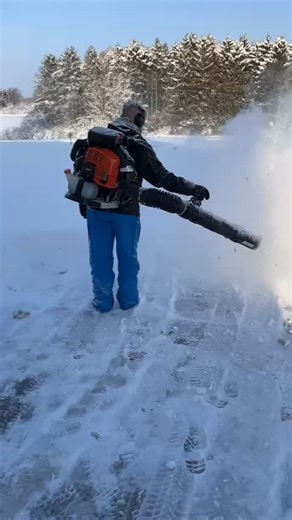 ❄️💨Sneen er faldet – er du klar? Når sneen lægger sig, er en blæser en nem og effektiv løsning til indkørsel, fortov og gårdsplads 💪 Med den rette løv- eller rygblæser kan du hurtigt rydde let sne og holde adgangsveje fri. 👉 Se vores udvalg af løv- og rygblæsere her: savdoktoren.dk/maskiner/loevblaesere Klar til vinterens opgaver – både have og hjem ❄️🔧 🏠 Virkelyst 3, 9400 Nørresundby 🛒 Savdoktoren.dk 📞 98 17 27 33 📧 info@savdoktoren.dk #savdoktoren #vinter #sne #løvblæser #rygblæser hav