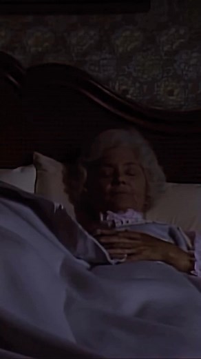 Golden Girls – Sophia’s nighttime routine—robe, rollers, and one last insult before bed. Beauty sleep hits different when you’ve had the last word. #GoldenGirls #SophiaPetrillo 🛌🧓🏽 #NightlyWisdom #MiamiRoutine 🌴 | Simple is Magic