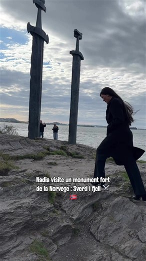 Un monument impressionnant commémorant la bataille de Hafrsfjord en 872. Les trois épées plantées dans la roche symbolisent la paix et l’unité de la Norvège. La plus grande représente le roi viking Harald à la Belle Chevelure, et les deux autres les rois vaincus. ⚔️🇳🇴 Elles ont été installées en 1983 pour commémorer la bataille de Hafrsfjord en 872, lorsque le roi viking Harald à la Belle Chevelure a uni la Norvège.💕💕💕 #sverdifjell #norvege #stavanger #kabylie #algerienne🇩🇿