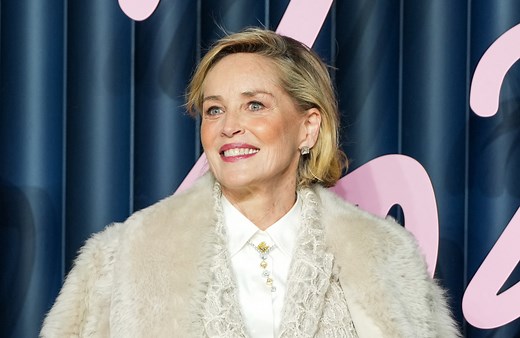 Sublime, Sharon Stone adopte la coiffure idéale pour mettre en valeur la repousse de sa coupe courte - Elle
