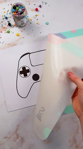 Game on – dieser Kuchen ist next Level! 🎮🍰✨ Ob für GamingFans, ControllerProfis oder einfach alle, die Kuchen lieben – unser ControllerKuchen ist der ultimative Highscore auf jeder Geburtstagsparty!🎂💥 Was ihr braucht: 🎮SuperBackmischung Rührkuchen 🥚4 Eier 🥄200 ml Öl 🍫15 g Backkakao 🍮1 Päckchen backfeste Puddingcreme 🥛150 ml Milch 🍓Frische Erdbeeren (oder Früchte nach Wahl) 🎨Ausgedruckte Malvorlage ⭕️Kleiner runder Ausstecher 🧁SuperBackmatte (oder Backpapier) Super ⭐️Streusel Mix „St