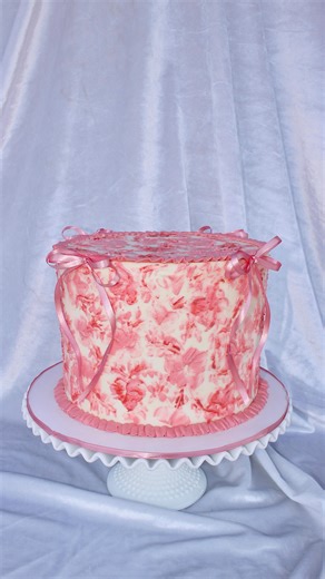 When the buttercream paintings look like I used a stencil😍 nope! Just hours of handing painting the perfect details♥️ #murphyssweets #cakepainting #cakedetails #cakeideas #handpaintedcake | Murphys Sweets and Treats