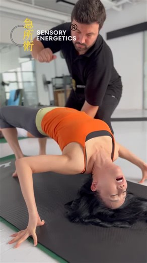 Daniel Flash on Instagram: "In Sensory Energetics, relaxation and tension are not just emotional states, they are physiological processes that accumulate in the body over time. Areas like the chest and the abdomen are especially prone to storing tension due to their close relationship with breathing patterns, the diaphragm, and the autonomic nervous system.✨ When stress responses remain active for long periods, the fascia around the chest and stomach can become restricted, limiting natural movem