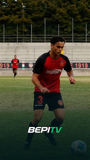 Prima una scivolata provvidenziale e poi un salvataggio sulla linea 🛡️ @angelo_panarelloo sugli scudi sotto la sua curva ❤️🖤 @avcvogherese1919 | Be.Pi Tv