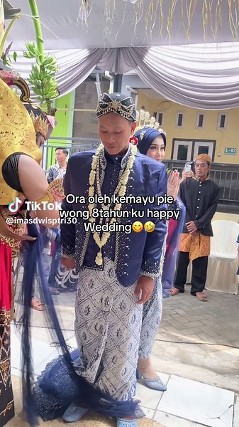 Panggih Manten Adat Jawa: Ora Oleh Kemayu, Wong 8 Taun Ku Happy Wedding