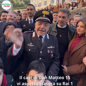 Un caloroso messaggio dal cast di Don Matteo 15: vi aspettano stasera su Rai 1. Ci sarete ? Mentre li vediamo in tv, i protagonisti stanno svolgendo ancora le riprese. Un saluto da Nino Frassica, Raoul Bova e tutti gli attori #DonMatteo15 | Piper Spettacolo Italiano - Fiction e Serie Tv Italiane