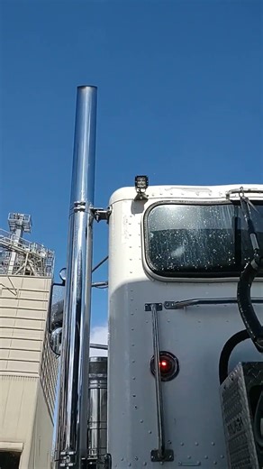 12.7 l Detroit straight piped Jake brakes