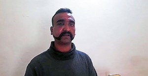 Captured Indian fighter pilot handed back by Pakistan