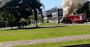 Caminhão pega fogo em uma das vias mais movimentadas de Porto Alegre; veja o vídeo