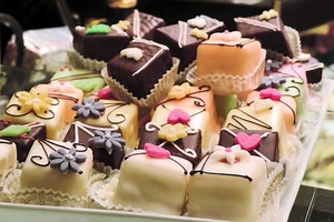 What Are Petit Fours? - Cake Decorist