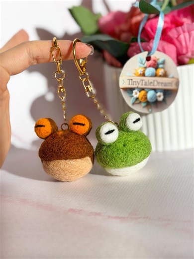 Wool Frog Keychain – Needle Felted Frog Charm for Keys or Bag - Etsy