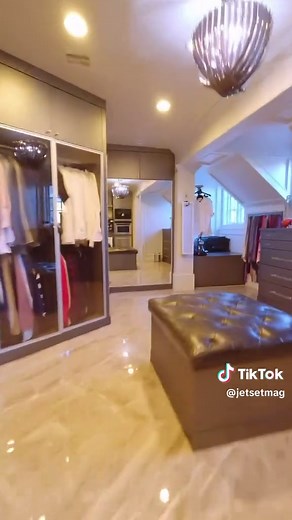This stunning fly-through captures every detail of a remarkable 10,400-square-foot estate in Westlake Village. 🎥 @thejoshhaltman #JetsetMagazine #LuxuryRealEstate #California