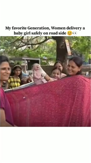 Women delivery a baby safely on road🥺 other women help him #love #look #explore #foryou
