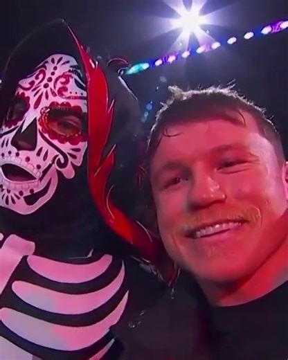 La Parka fue a saludar y ¡era Canelo! 😱 (vía @luchalibreaaa @wwe) #GuerraDeTitanes