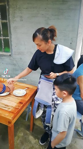 Sir Drew Arellano and Family Beesit Our Bee Farm Today To Taste Our Honey Fresh Honey Comb 💓 💯 🍯 🐝 🐝 🐝 #HOneyHouseHoneyBeeFarm #FreeFarmTour #HoneyComb #FREEtasteofHoney #PureHoney #FREEFarmTour #BeesyAsABEE | Honey House Honey Bee Farm