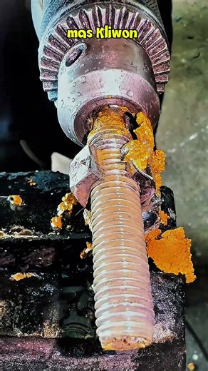 Brilliant Trick: Cleaning a Heavily Rusted Bolt using a Power Drill#shorts #automotive #mechanic
