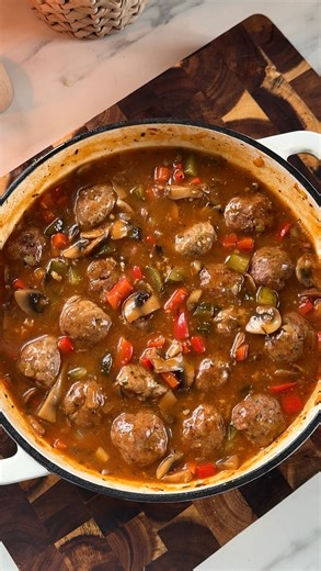 Marlena Cichocka on Instagram: "Pulpety w ciemnym sosie 🥘 Składniki: -700 g karkówki, łopatki jagnięcej, cielęcej, wieprzowej lub innego mięsa -1 mała cebula -2 ząbki czosnku -1 łyżeczka soli kłodawskiej -1 łyżeczka suszonego lubczyku -1 łyżeczka papryki słodkiej - pieprz - 1 jajko - 2 łyżki mąki jaglanej/gryczanej lub namoczonej bułki Sos: 8 dużych pieczarek - pokrojonych w plasterki 1 cebula - posiekana w kosteczkę 2 ząbki czosnku 1 czerwona papryka - pokrojona w drobną kostkę 2 małe ogórki k