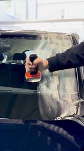 【ガラコの撥水性能をさらに強力にする方法】 洗車の後には忘れずにガラコを施工しておく。 という皆様、いつも本当にありがとうございます。しかしガラコ本来の強力な撥水性能を体感いただくには施工前のひと手間がとても大事です。 今回はガラコ本来の撥水性能をしっかりと体感いただくためのキーアイテム『ガラコぬりぬりコンパウンド』についてご紹介します。『ガラコぬりぬりコンパウンド』は小さく硬い研磨粒子と大きく柔らかい研磨粒子のダブル効果でガラス表面の頑固な油膜や強力なフッ素コーティング被膜もカンタンにクリーニングできます。これを使用することでガラコ撥水被膜の定着性が向上し、より強力な撥水性能を発揮します。ぜひガラコを施工する前にぜひお試しください。 『ガラコぬりぬりコンパウンド』の詳細情報はこちらから。 https://www.soft99.co.jp/products/detail/04101/ | ソフト９９コーポレーション