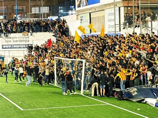 Soccer fail: board collapses along with spectators