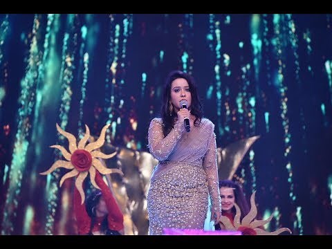 Amruta Fadnavis performing song Phir Se at UMANG 2018 - charity event for Mumbai Police