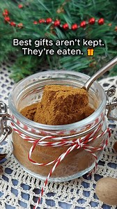 You know that feeling when you unwrap a present and think, “This is lovely… but where am I going to put it?” 😅 And then there are the gifts that quietly disappear before the decorations come down – the jar of something delicious, the homemade granola, the spiced nuts you keep reaching for with evening tea. Those are the gifts we love most. A few years ago we started making most of our Christmas presents in the kitchen: jars of sauces, oils, granola, little treats and spice mixes. One “gift afte