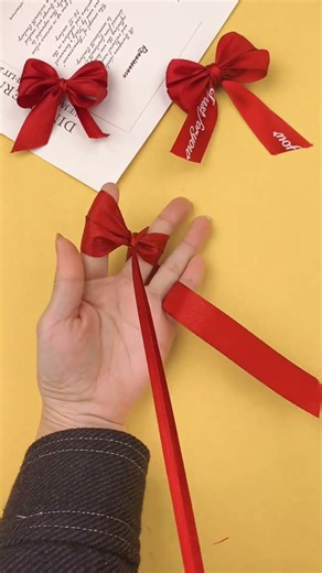 Make pretty bows using the ribbons from cake boxes 🎀. It's so easy, try it with your kids!