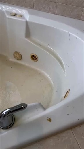🚿 Une baignoire terne peut retrouver tout son éclat avec les bonnes techniques. ✨ Chez Éclat Nettoyage IDF, chaque détail compte pour un résultat impeccable. 💬 Alors, dites-moi en commentaire : Vous aimeriez retrouver une salle de bain comme celle-ci ? ❤️ Un like et un partage nous aident énormément à faire connaître notre travail. 📍 Île-de-France #avantapres #RemiseEnÉtat #EclatNettoyageIDF #NettoyageProfessionnel #paris