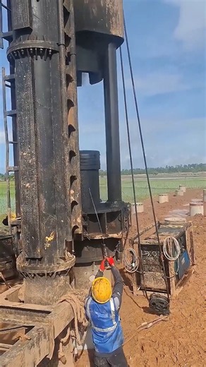 This Machine Uses Tiny Explosions to Drive Giant Piles Into the Ground #dieselhammer #science #facts