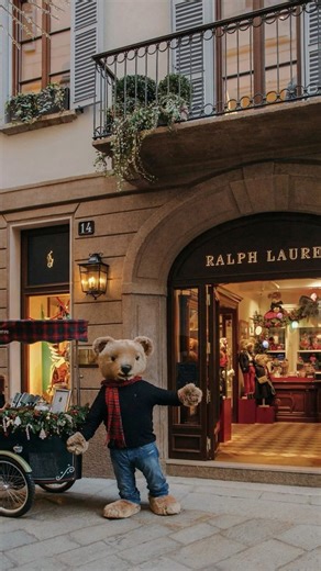 YesMilano on Instagram: "This is really your sign to celebrate Christmas in Milano. 🎄🎅🏻✨ From sparkling lights and festive décor to rich culture, warm people, and timeless streets, the city shines brighter in December. Let Milano surprise you - visit and experience the magic this festive season. ✨ #christmas #milano #YesMilano"