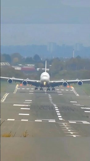 STUNNING Strong Winds Landing By Emirates A380!