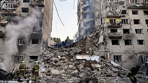Guerre en Ukraine : attaque combinée de 175 drones et de 14 missiles russes sur Kiev, Zelensky dénonce l''une des pires attaques' - RTBF Actus