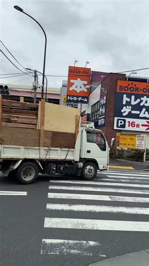 木材を沢山積んだトラックが曲がっていく #働く車
