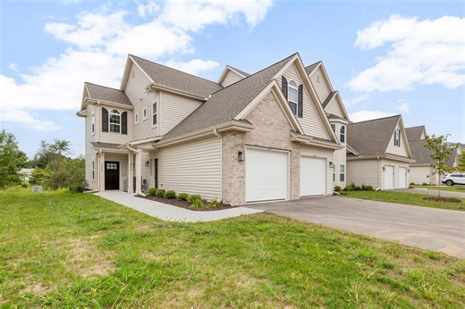 1810 Horseshoe Ln #424-1, Slinger, WI 53086 - MLS 1954949 - Coldwell Banker