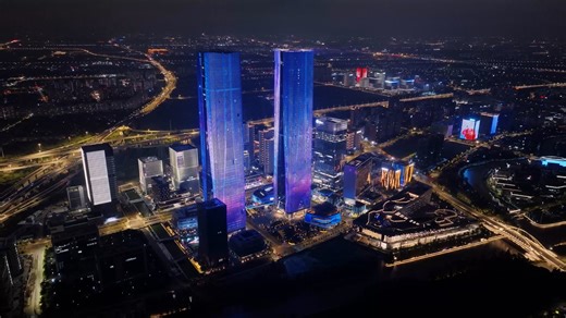 ✨ On the evening of Sept 27, the #Pudong venue of the 2nd #Shanghai International Light Festival kicked off! Zhangjiang Science Gate Twin Towers dazzled with a terrific light show, featuring four chapters: Source, Boundless, Bloom and Dream-Chasing. Together, they blended tower media screens with an innovative spirit. Come and experience this luminous symphony! 🌌 #PudongUpdate #PudongCanvas | Pudong China