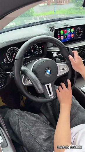 This wood grain steering wheel cover has a good anti-slip effect, making it less likely for your