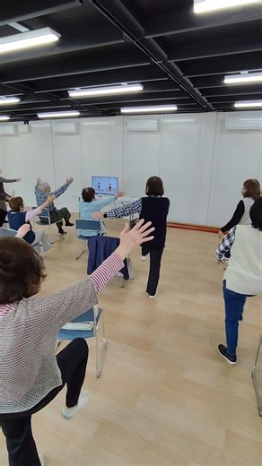 毎週恒例【いきいき百歳体操】水曜日 11:00～12:00 開催中！今日はあいにくの雨でしたが、17名の方が体操に参加してくださいました。次回は４月２２日です。動きやすい季節になりました。一緒に百歳体操頑張りましょう🙋‍♂️#三田市 #ﾌﾗﾜｰﾀｳﾝ #いきいき #百歳 #体操
