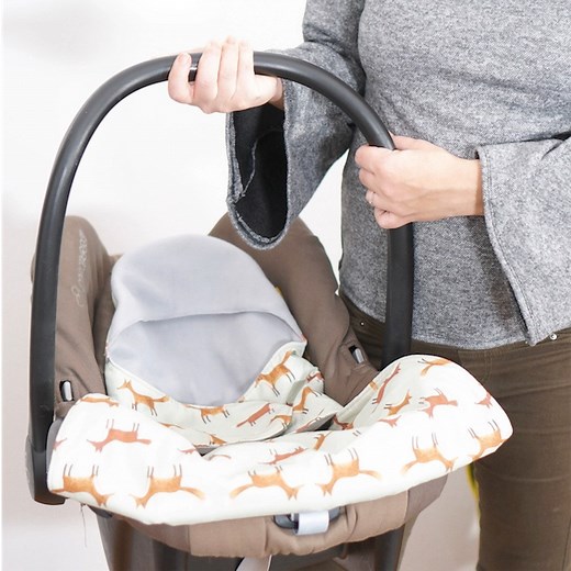 Einschlagdecke für die Babyschale nähen - GRATIS Schnittmuster 👶🍼 https://magazin.snaply.de/einschlagdecke-autoschale-naehen/ Perfekt für die Übergangsjahreszeit 💨 Nähprojekt auch für Anfänger geeignet 👌 Eine schöne Geschenkidee zur Geburt 🎁 | Snaply Nähkram