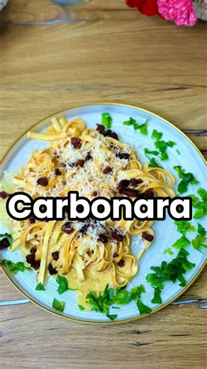Spaghetti alla CARBONARA • 90g guanciale , pancettu alebo inú slaninu • 2 hrste špagiet • čerstvo namleté čierne korenie • soľ • 4-5 vajíčok ( žĺtok ) • 30g parmezánu alebo pecorino syru • na záver som pridala navrch extra virgin olivový olej a čerstvú vňať #jedlojelaska #carbonara #pasta #fyy #fypdong