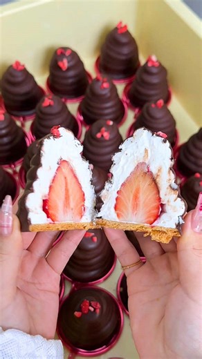 まるで蕩けるショートケーキ🍰生クリームにチョコをコーティングしたスイーツが美味しすぎた🤤 千葉/匝瑳 🗒メニュー ○ シャンティー 540円 🏠店名 【 お菓子のたいよう 本店 】 📍場所 千葉県匝瑳市飯倉293 🕒営業時間 8:00～19:00 【定休日】 不定休 🗒 Menu ○ Chantilly Cream Cake ¥540 🏠 Shop Name 【 Taiyo Sweets – Main Store 】 📍 Location 293 Iikura, Sosa City, Chiba 🕒 Hours 8:00 AM – 7:00 PM 【Closed】 Irregular holidays #千葉グルメ #japanesefood #tiktokfood