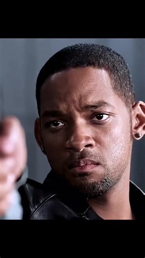 ‎دنیای فیلم سریال 🎬‎ | ‎اسم فیلم 👇🏻🎬 من، ربات یا من ربات هستم (به انگلیسی: I, Robot) فیلمی علمی–تخیلی محصول سال ۲۰۰۴ به کارگردانی الکس پرویاس است. در این فیلم...‎ | Instagram