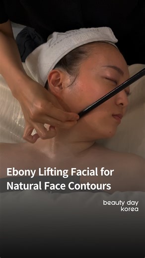 Beauty Day Korea | Your one and only K-Beauty Curator on Instagram: "This is Ebony Lifting Facial. A signature Korean lifting technique using the ebony tool to work deep into facial muscles and lymphatic flow. 🖤 Why it’s different No harsh pressure, no pain Just slow, intentional movements that release tension, improve circulation, and restore balance. 🖤 What you’ll notice • Naturally lifted contours • Refined face line • Brighter, calmer-looking skin • Deep relaxation you can actually feel 🖤