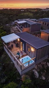 El mejor camping de Portugal 🇵🇹 en un entorno privilegiado rodeado de naturaleza 💚 junto al mar y con vistas increíbles. Está todo nuevo y moderno. Las cabañas super cómodas y algunas de ellas con jacuzzi 🥰 ¡menudo gustazo ver las estrellas mientras estás con agua calentita en el jacuzzi!📍Camping Colina do Sol en Sao Martinho do Porto @campismocolinadosol 🏊‍♂️ Parque acuático, piscina, spa y un restaurante con comida riquísima 🍽️ 🚴 Muchas actividades tanto para niños como para adultos 👪