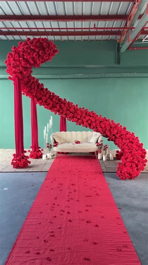 Ping Huang on Instagram: "Luxury Artificial Red Rose Hydrangea Rotating Shape Flower Arrangement with Stand Set J2993 #customflowers #artificialflowers #eventprops #weddingprops"