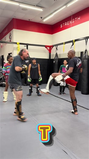 EN 🇺🇸 Drill of the day 🧠💥 Learn how to avoid your opponent’s pressure, force him to reset and rest, then use his momentum against him to land a couple clean strikes 👊🏽⚡ Smart movement, good timing, and efficiency win fights. 👉 Follow me for more Muay Thai drills, fight tips, and real training content #MuayThai #FightIQ #StrikingDrills #CombatSports #MuayThaiLife ⸻ PT 🇧🇷 Drill do dia 🧠💥 Aprenda a escapar da pressão do seu oponente, fazer ele diminuir o ritmo, e usar o momentum contra e