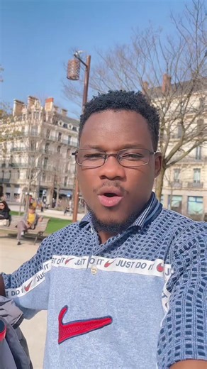 Yawa AGBENAWOKO 🤣 c’est quoi le titre de ton livre ?