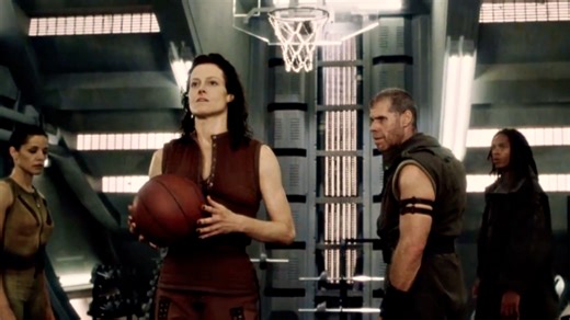 Az igen! Ron Perlman megerősítette, hogy Sigourney Weaver elsőre bevágta háttal a labdát a kosárba az Alien 4. forgatásán, de kis híján odalett a tökéletes felvétel